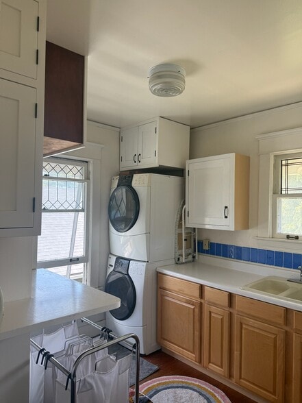 Building Photo - 4534 Thackeray Pl NE