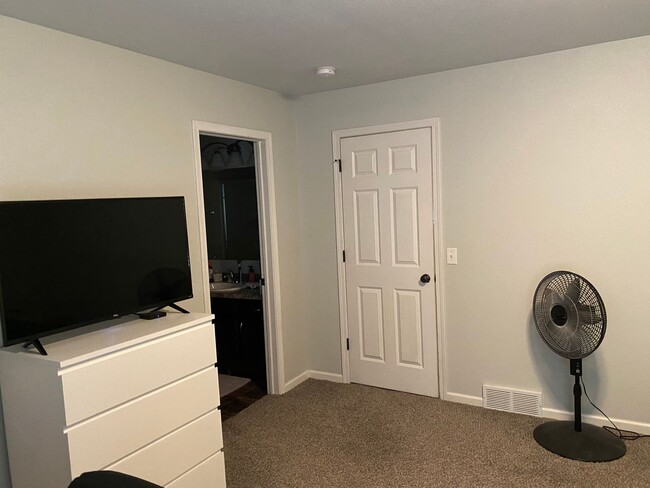 Building Photo - 3bed 2.5 bath Twinhome SORRY NO PETS!!