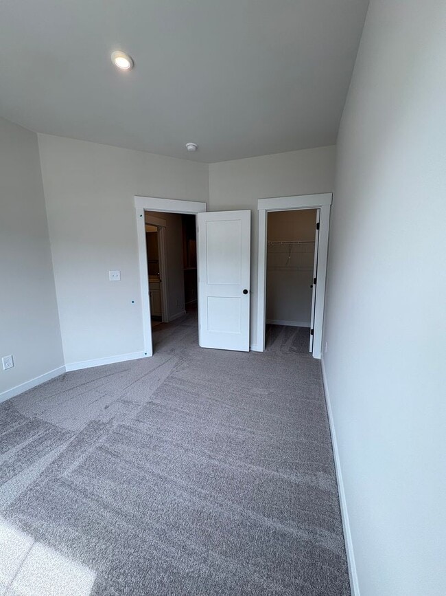 Building Photo - Beautiful End Unit Townhome in Griffith Lakes