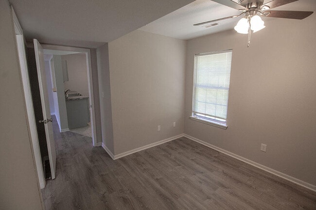 Building Photo - 1425 Greensboro Dr