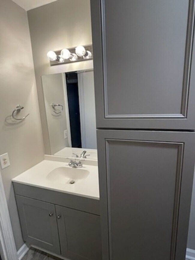 Building Photo - 301 Abbott Dr