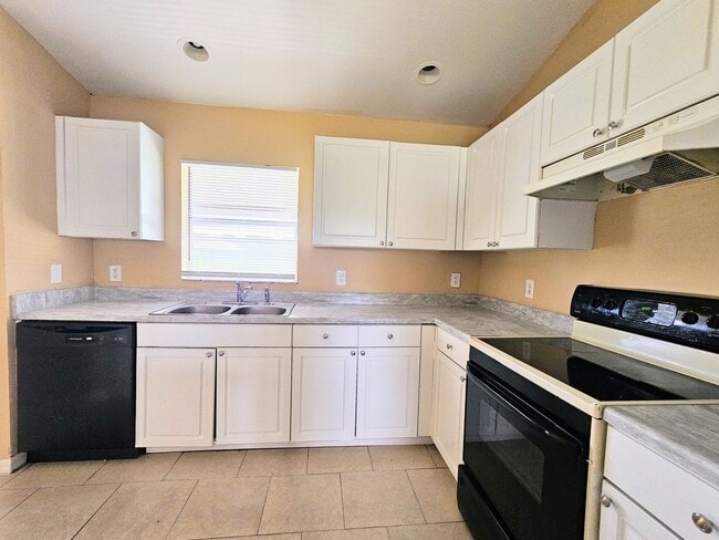 Building Photo - Move-in Ready 3 BR & 2 BA