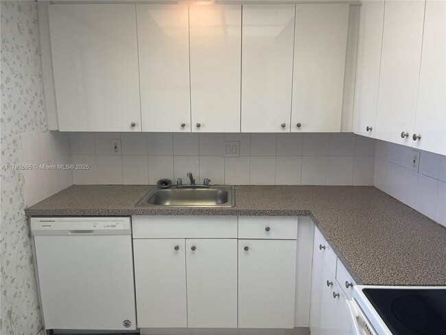 Building Photo - 450 Golden Isles Dr