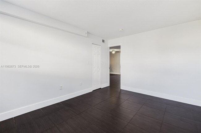 Building Photo - 555 NE 30th St