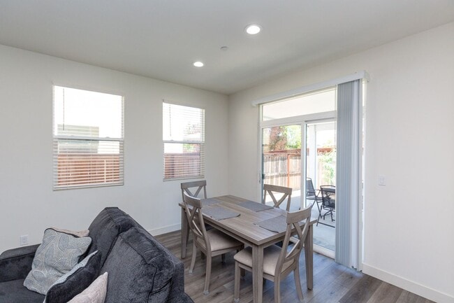 Building Photo - 4 Bed, 2.5 Bath - Lemon Grove Single Famil...