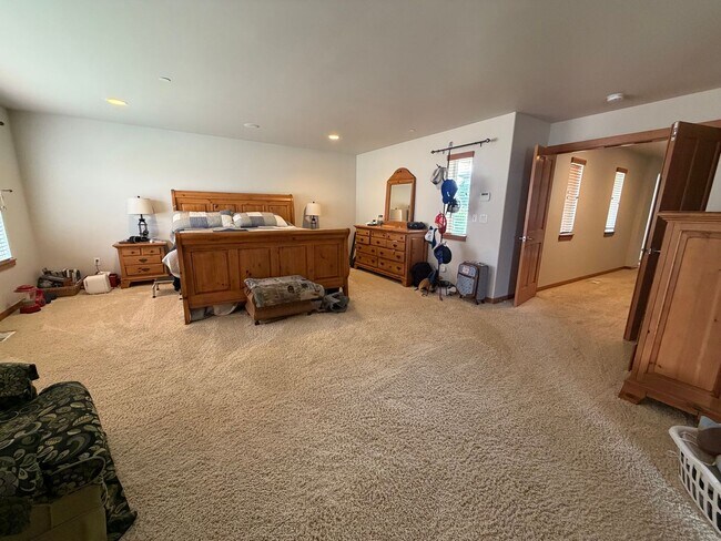 Building Photo - 4BR, 2.5 Bath + Loft DuPont Home
