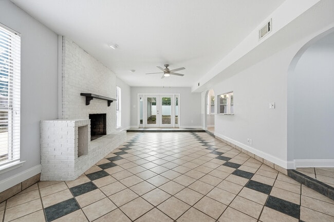 Building Photo - 120 Dyer St