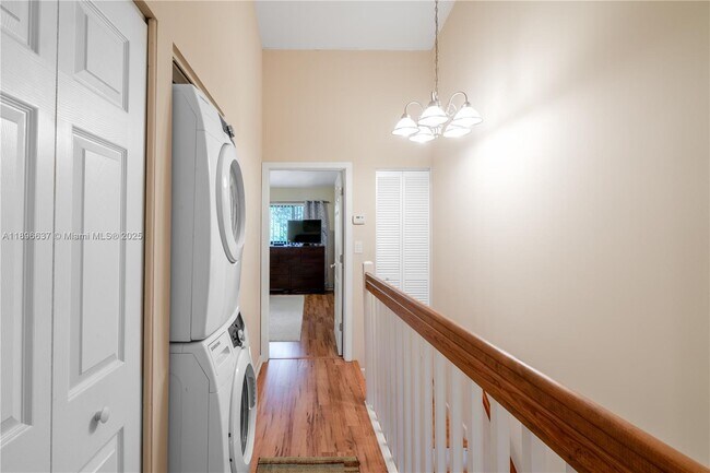 Building Photo - 3024 S Oakland Forest Dr