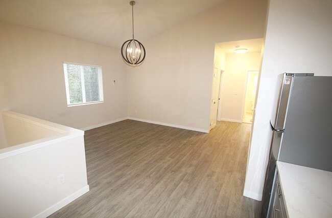 Building Photo - NEWER CONSTRUCTION 8 BEDROOM, 3 BATH HOME BY UW!