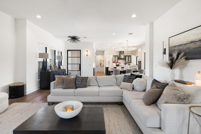 Building Photo - 223 Golden Bear Dr