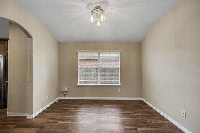 Building Photo - 3005 Gardencrest Ln