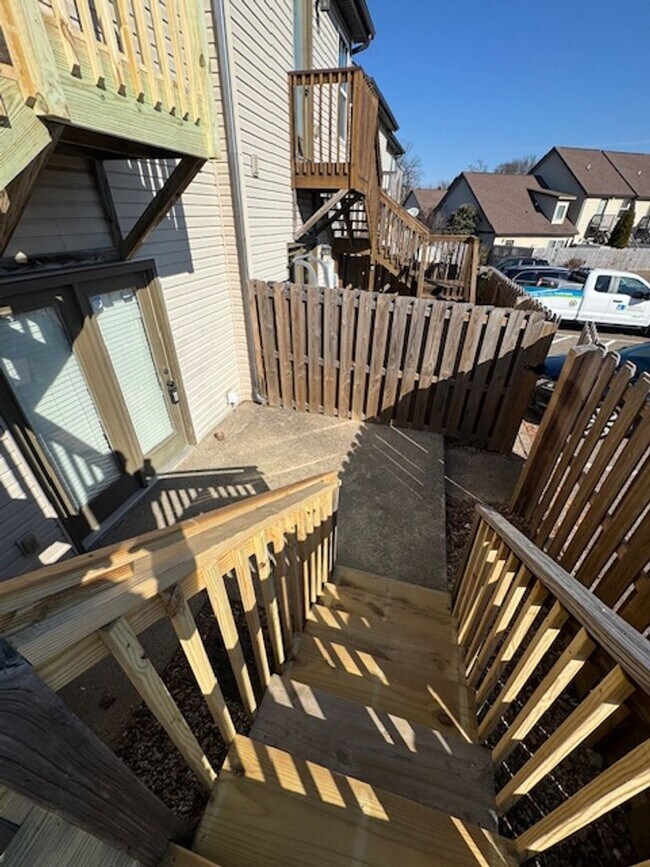 Building Photo - Great Location!