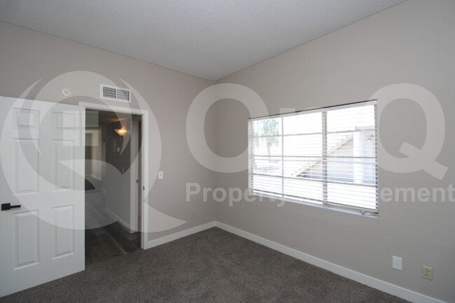 Building Photo - 2807 E Paradise Ln