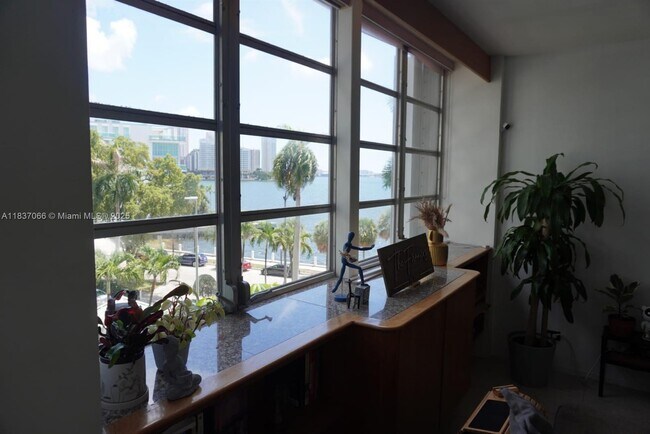 Building Photo - 1408 Brickell Bay Dr