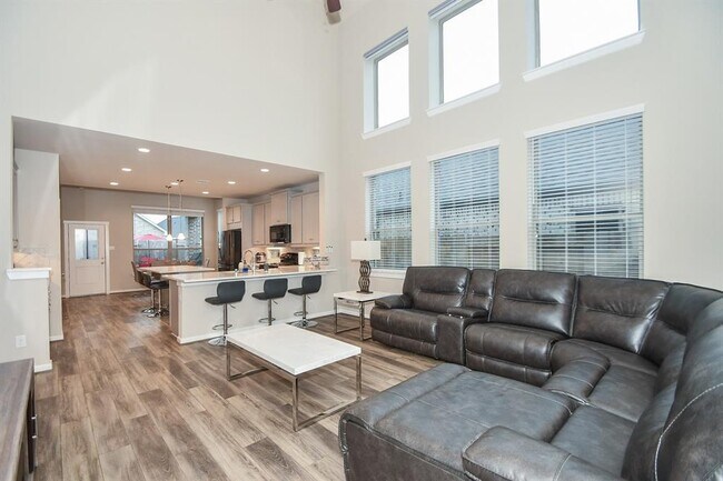 Building Photo - 31207 Birch Mills Dr