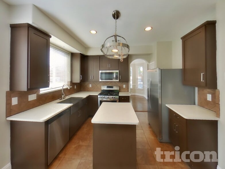 Building Photo - 704 Crockett Dr