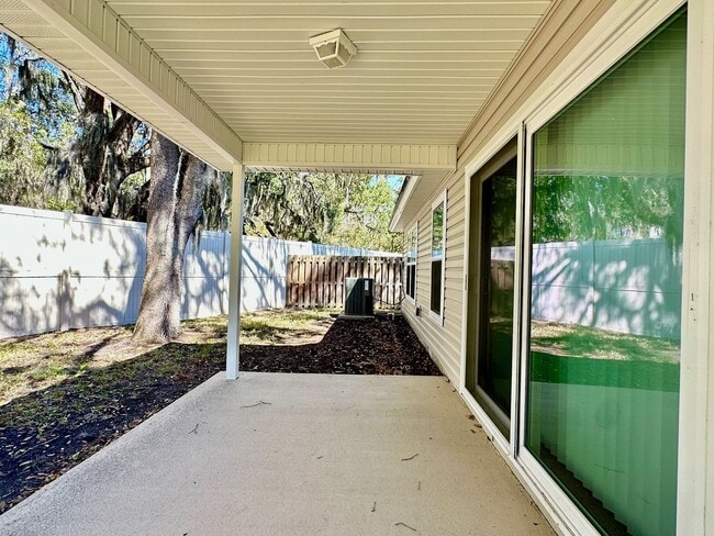 Building Photo - 3/2, Pinewood Pointe Home, Lawn Care Inclu...