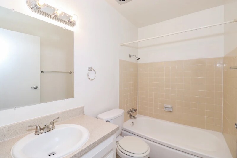 Building Photo - 2808 Notre Dame Dr