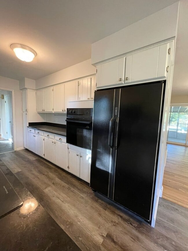 Building Photo - Beautiful Three Bedroom Home