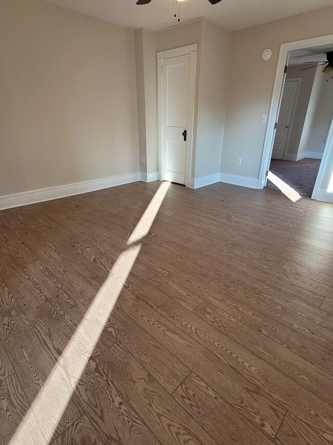 Building Photo - 984 W Main St