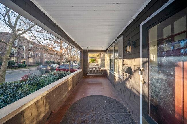 Building Photo - 916 Brandon Ave
