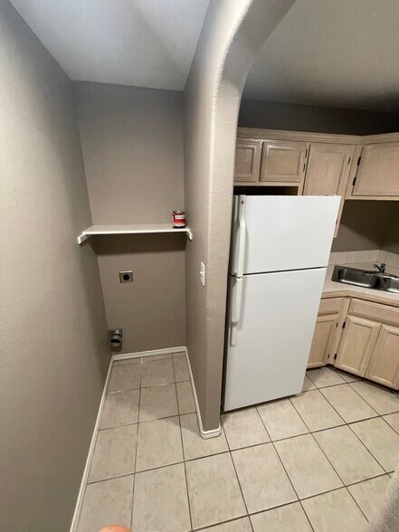 Dryer Hookup - 717 Sonesta Dr