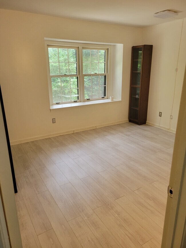 Building Photo - 45 Glenald Way NW