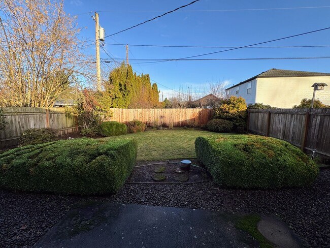 Building Photo - 2-Bed, 1-Bath Duplex – Great Location!