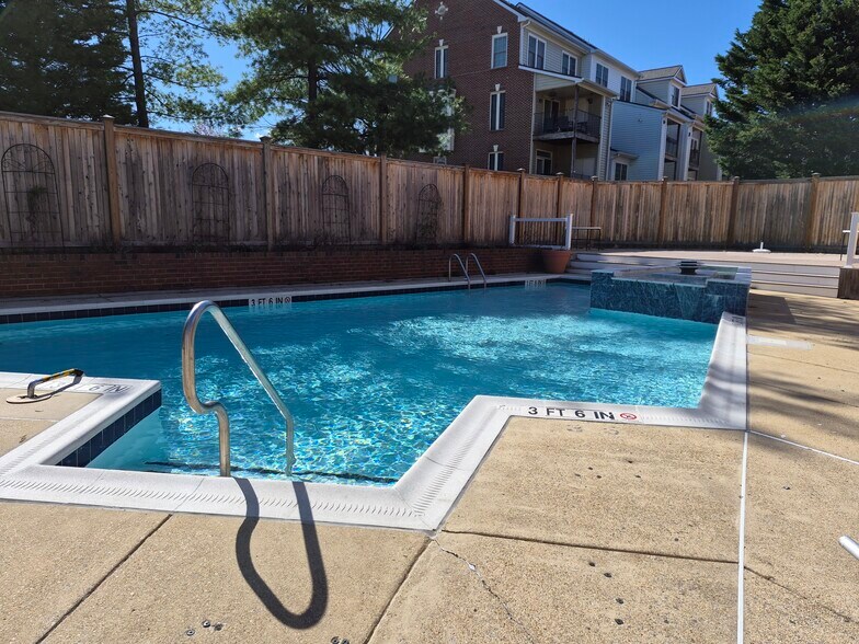 Building Photo - 1602 W Abingdon Dr