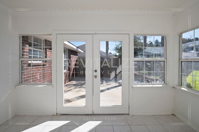 Building Photo - Lovely Brick Home Just Minutes from the Be...