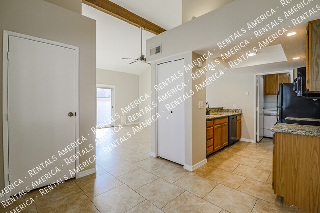 Building Photo - Lovely 2 bedroom condo in Chandler!