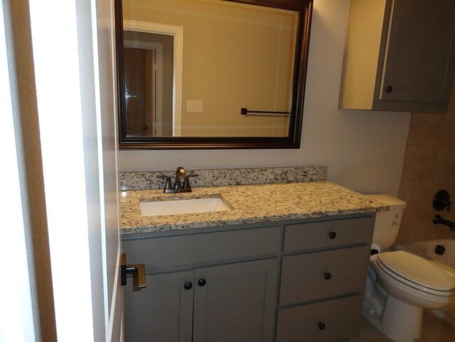 Building Photo - 309 Peachtree Ln