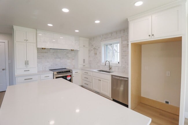 Building Photo - 4 Bed | 3 Bath on Keystone Lake!
