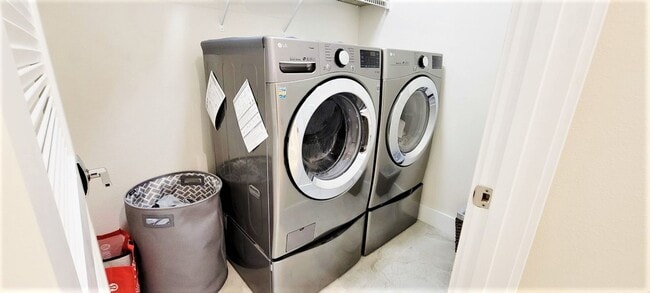 Building Photo - Spacious 4/2.5 Home