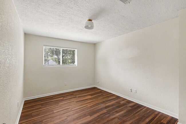 Building Photo - 2430 Summer Spring Dr