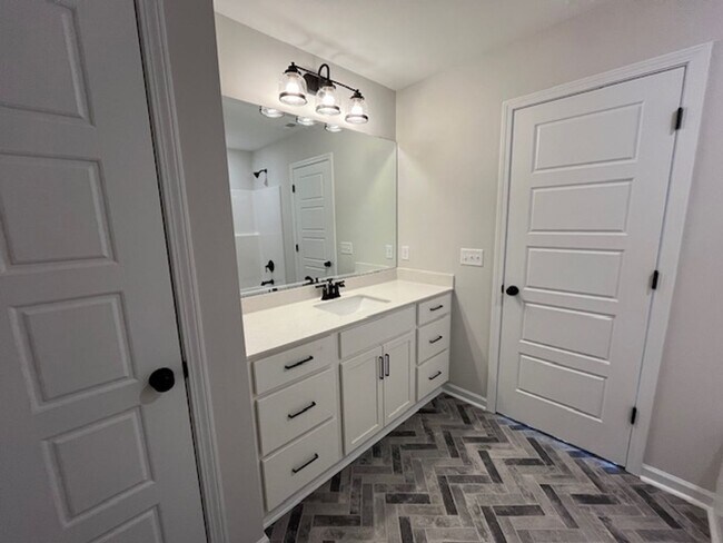 Building Photo - Discover this modern townhouse in Winnabow, NC,