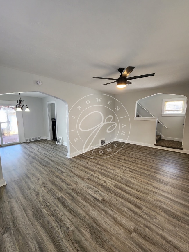 Building Photo - 2 bedroom with bonus partially finished basement in West Toledo