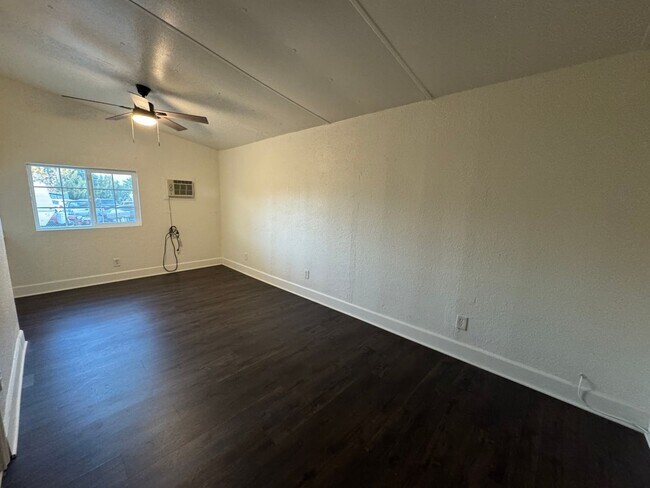 Building Photo - ***Gorgeous Home with a huge yard *** Ready for the ideal Family