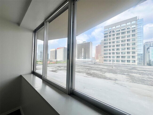 Building Photo - 2016 Main St