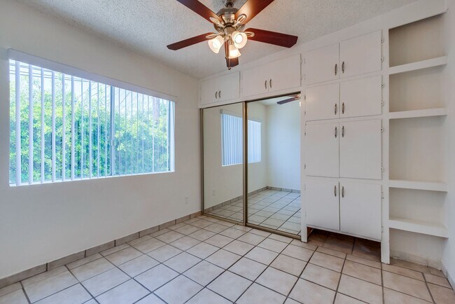 Building Photo - 2431 S Ridgeley Dr