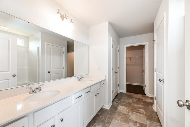 Building Photo - Modern 4 Bedroom Home in Mackey Farms