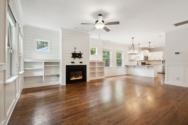 Building Photo - Gorgeous 4 Bedroom Home in the Heart Of Durham! **APPLICATIONS PENDING**