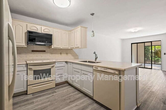 Building Photo - 9 Stallion Ct