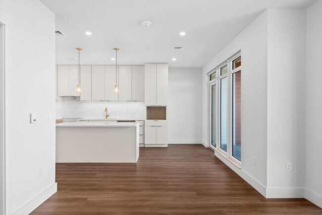 Building Photo - Upscale 1BR Apt in Burlington - 5th Floor ...