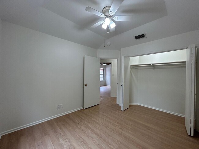 Building Photo - 126 Knoll Ave