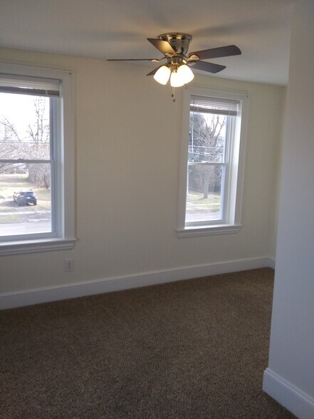 Building Photo - 525 N Elmer Ave