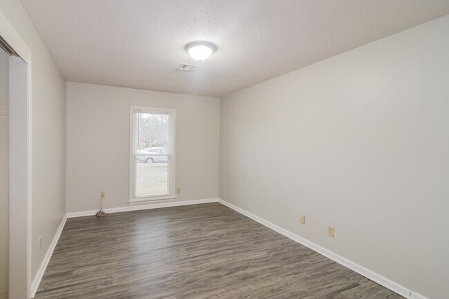 Building Photo - 2043 Kingsbury Dr
