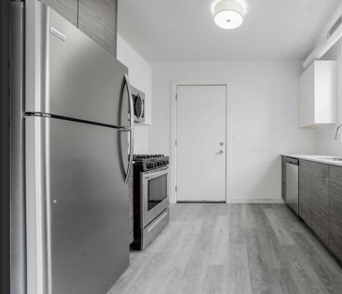 Building Photo - 1712 W Glenlake Ave