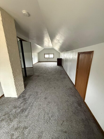 Building Photo - 846 Roscoe Ave