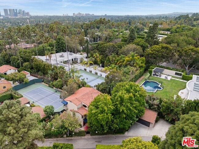 Building Photo - 1121 La Collina Dr